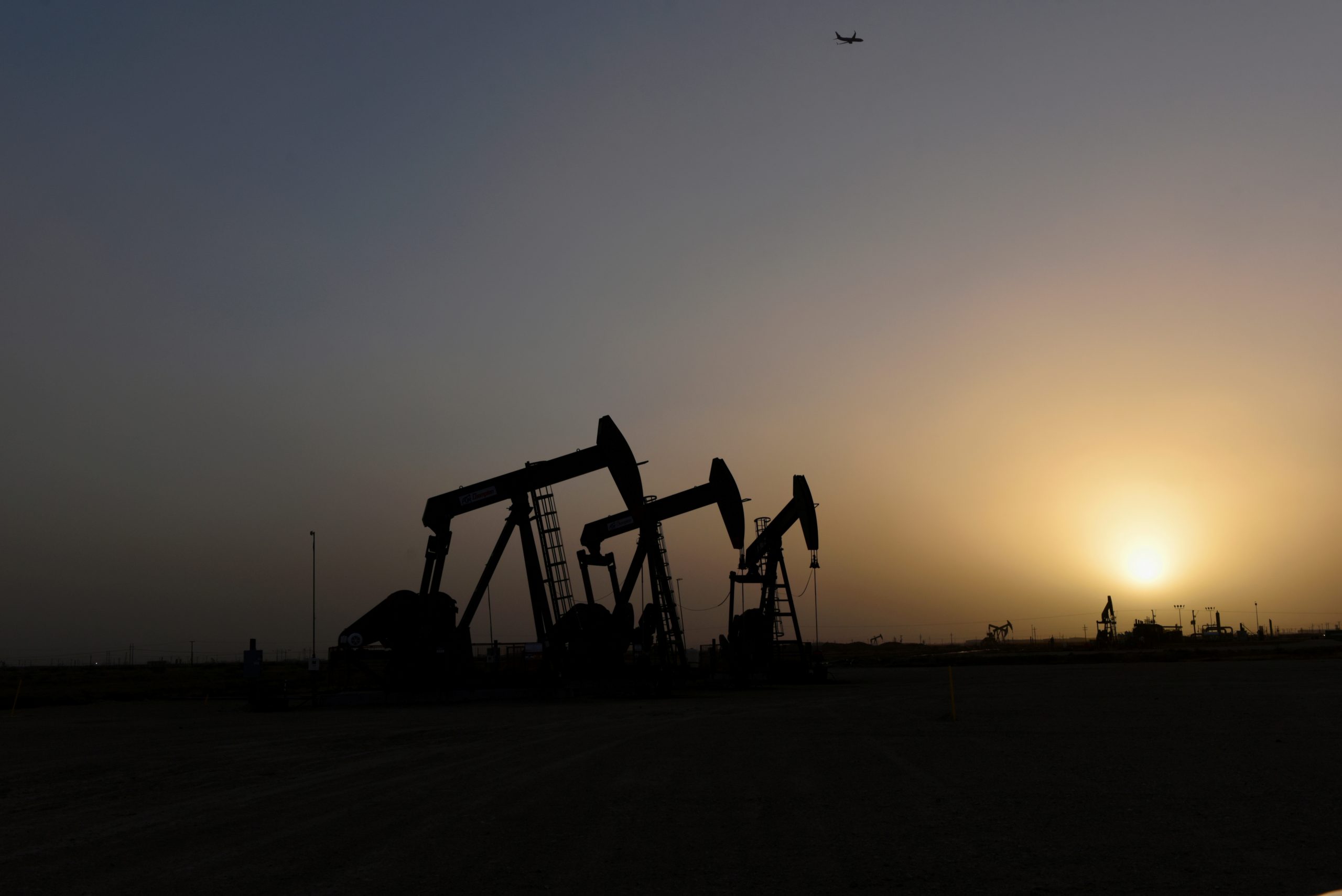 Oil, Safe Havens Surge as U.S. Strikes Kill Iranian Commander