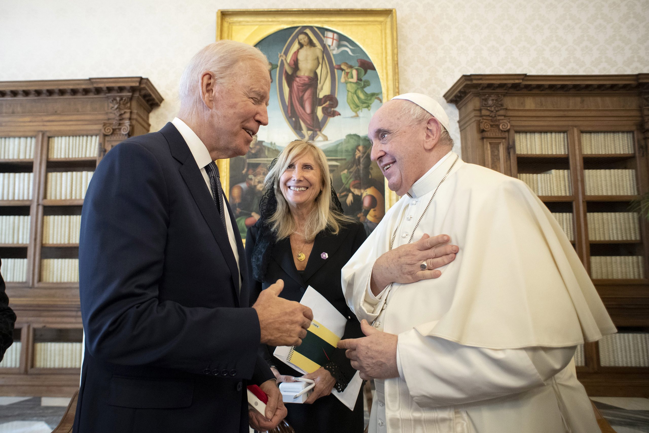 US Catholic Bishops Approve Document on Communion Amid Biden’s Support for Abortion Rights