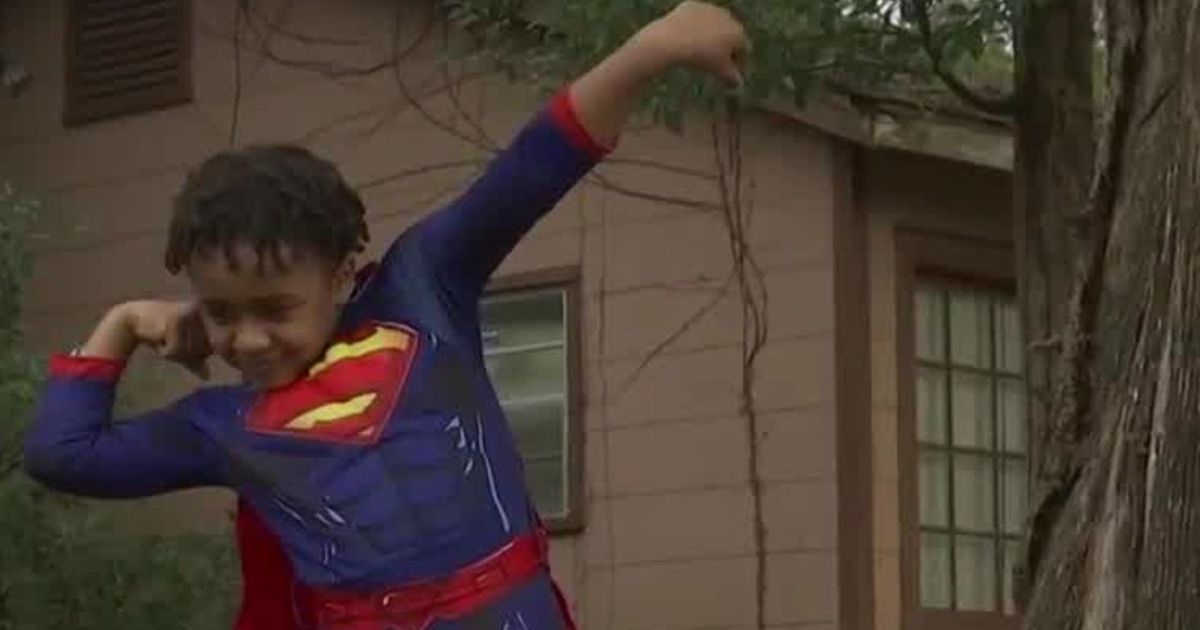 Little Boy Jumps Into Action To Save Little Sister as Tragedy Is About to Strike