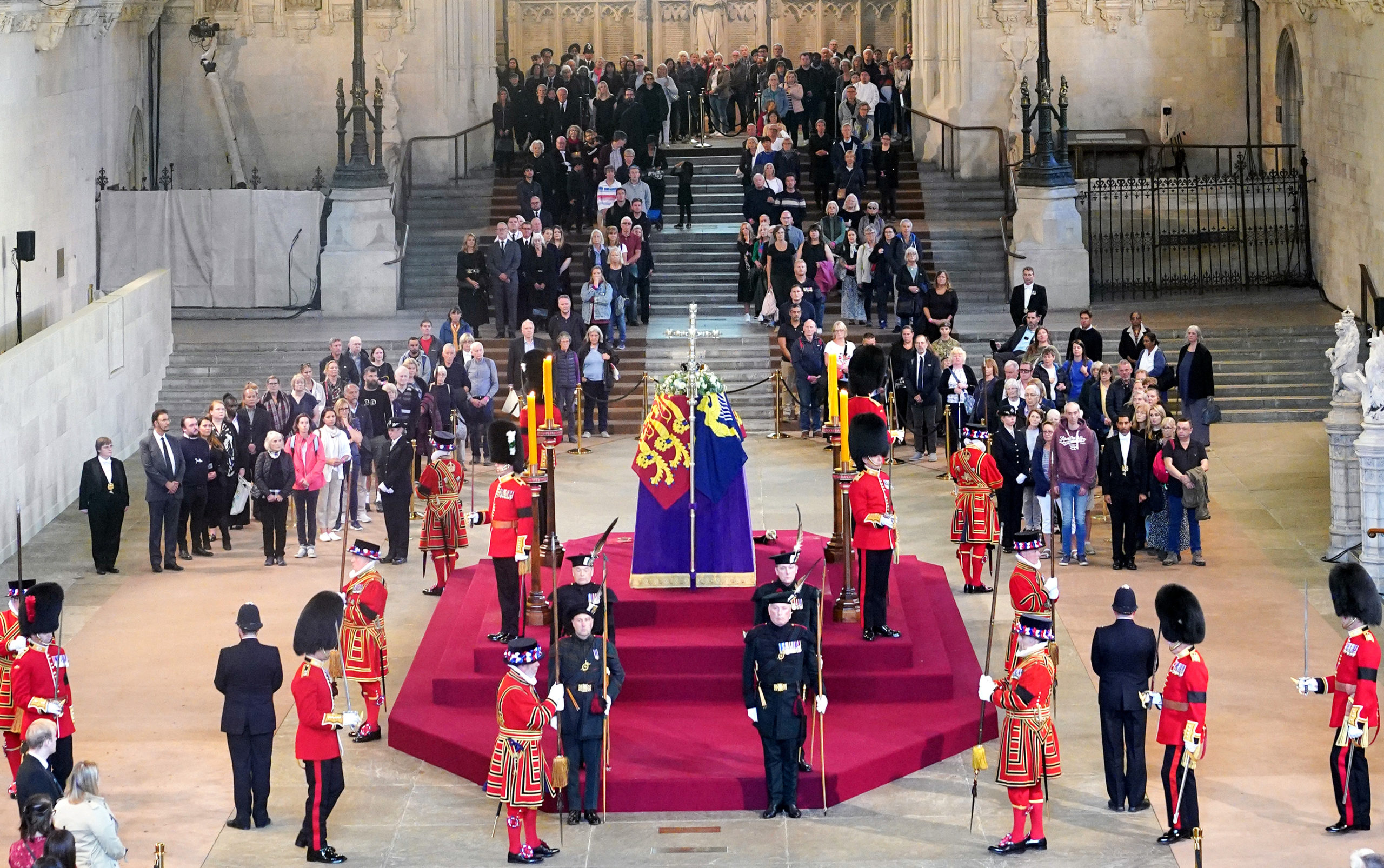 Video Shows Guard Fainting on Stage Where Queen’s Coffin Was Displayed