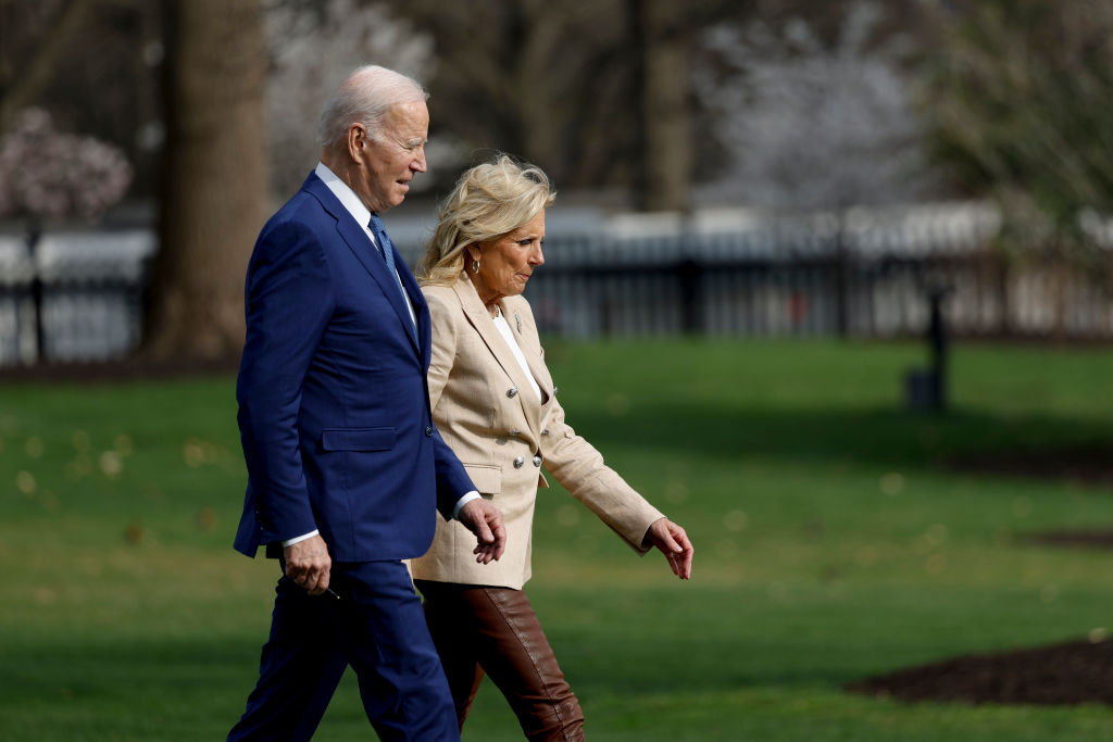 Internet Erupts After Joe Biden Tells Audience the Note His Wife Left Him in Bathroom