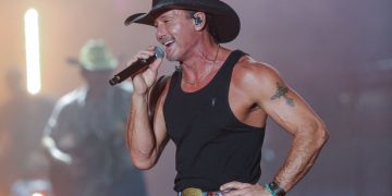 Tim McGraw Shares Thoughts on Fans Throwing Items on Stage