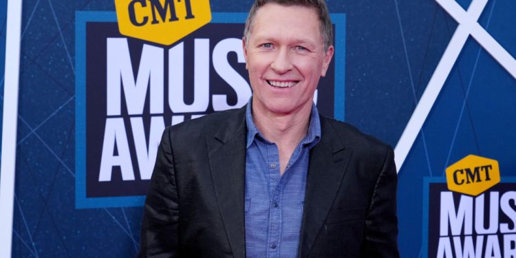 Craig Morgan Re-Enlists in US Army Reserve On Stage at Grand Ole Opry