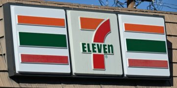 7-Eleven Workers From Viral Video Beating Alleged Robber, Under Investigation