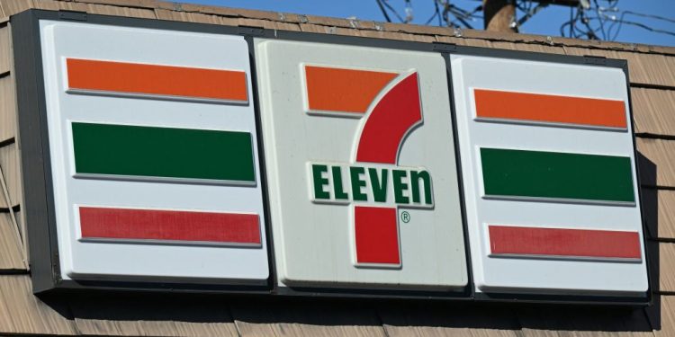 7-Eleven Workers From Viral Video Beating Alleged Robber, Under Investigation