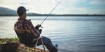 Teen Catches Wallet With $2,000 While Fishing and Finds the Owner to Return it