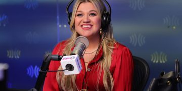 Kelly Clarkson Changes Lyrics in Her Song ‘Piece by Piece’ After Divorce from Husband