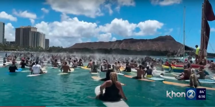 Waikiki Residents Host Paddle Out Event to Show Support for the People of Maui