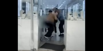 Jewelry Store Employees Fight Back, Humiliate Smash-and-Grabber Before He Can Take a Single Item