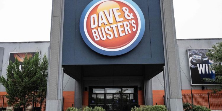 ‘Dave & Busted’: Popular Chain Sponsoring ‘Youth’ Drag Show Leads to Calls for Boycott