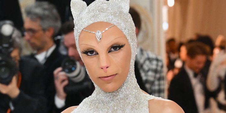 Pop Superstar’s New ‘Demons’ Song Appears to Backfire, Turns Thousands Toward God