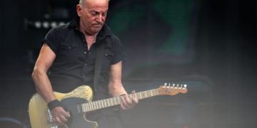 Singer Postpones Concerts for a Month to Undergo Medical Treatment