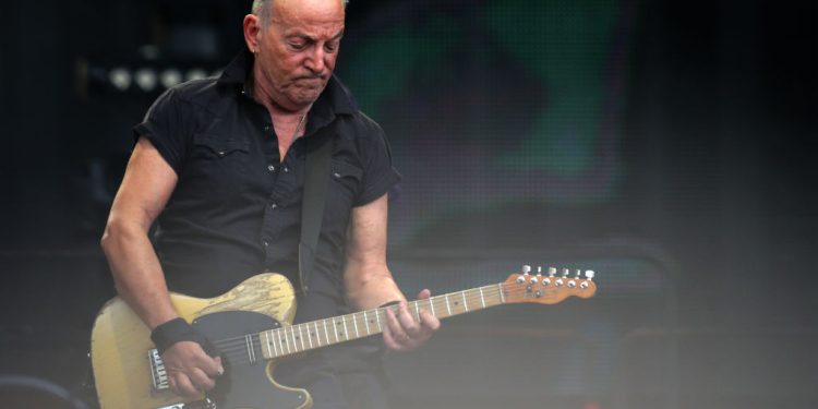 Singer Postpones Concerts for a Month to Undergo Medical Treatment