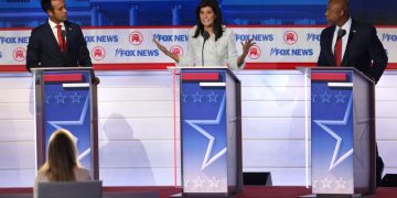 ‘Bring It’: Nikki Haley, Tim Scott Derail Debate by Getting Into Shouting Match Over Curtains