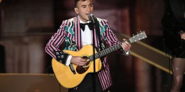 Popular Indie Folk Singer Reveals Guillain-Barre Syndrome Diagnosis