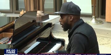 ‘Lights Up the Room’: Custodian Plays Piano to Comfort Hospital Visitors, Patients