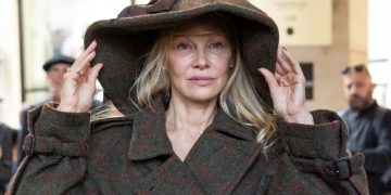 Hollywood Applauds Pamela Anderson for Going Makeup-Free at Paris Fashion Week
