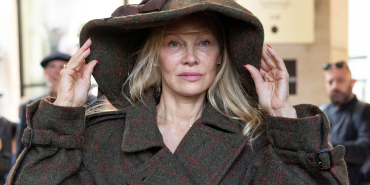 Hollywood Applauds Pamela Anderson for Going Makeup-Free at Paris Fashion Week