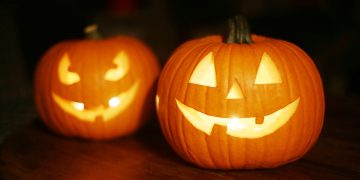 Pet Chickens Help Tiffani Thiessen Carve Pumpkin for Halloween