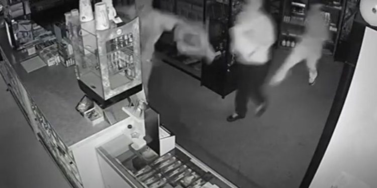 Dimwitted thieves break into store, steal shoes. Problem is, they were all left shoes.
