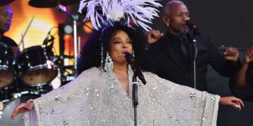 Tracee Ellis Ross Shares That Mom Diana Ross’ Christmas List Revolves Around Family