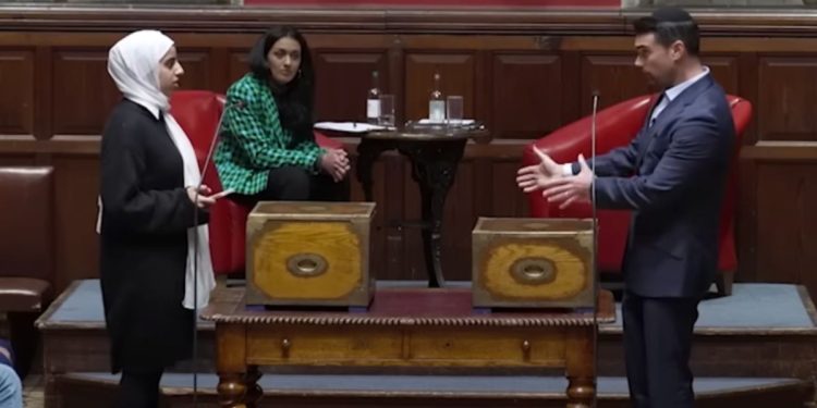 Conservative commentator Ben Shapiro took on Oxford University students in a recent Israeli-Palestinian debate.