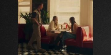 A video contrasting dating practices before and after smartphones has gone viral.