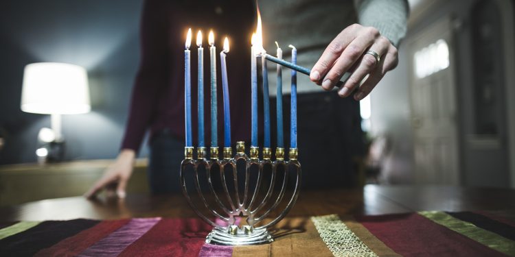 Thousands Join ‘Project Menorah’ to Help Jewish Families Celebrate Hanukkah Amid Rise in Antisemitism