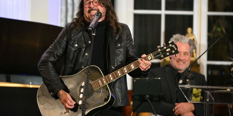 Dave Grohl Serves Hundreds of Meals to the Homeless During Break While on Tour in Australia