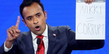Ramaswamy Holds Up Handmade Sign Targetting Nikki Haley During GOP Debate