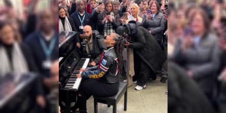 Alicia Keys Gives Surprise Performance at London Train Station
