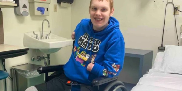 A harrowing medical nightmare afflicted Mason Jones, a 16-year-old from West Virginia whose life took a dramatic turn in April 2023 after a sore throat evolved into severe sepsis leading to the amputation of both his hands and his feet.