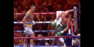 This X screen shot shows a moment in the heavyweight championship boxing match between Tyson Fury (R) and Oleksandr Usyk (L).